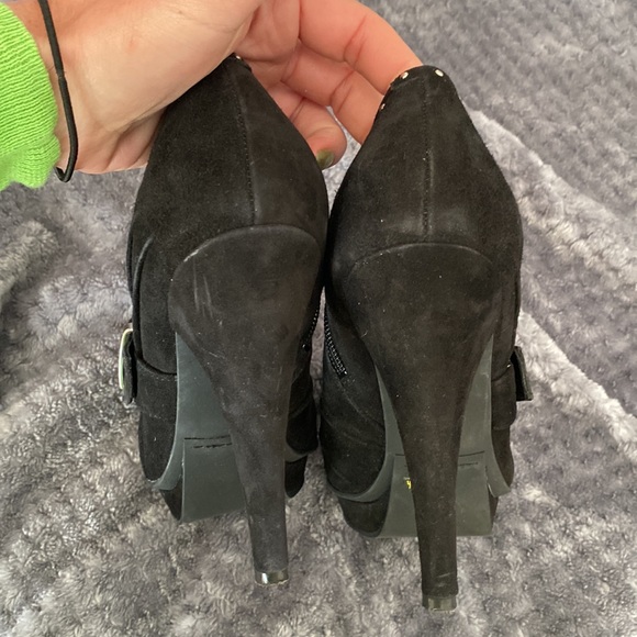 READ ALL SEXY EC BCBG black velour platform booties sz7 1/2 - Picture 7 of 11